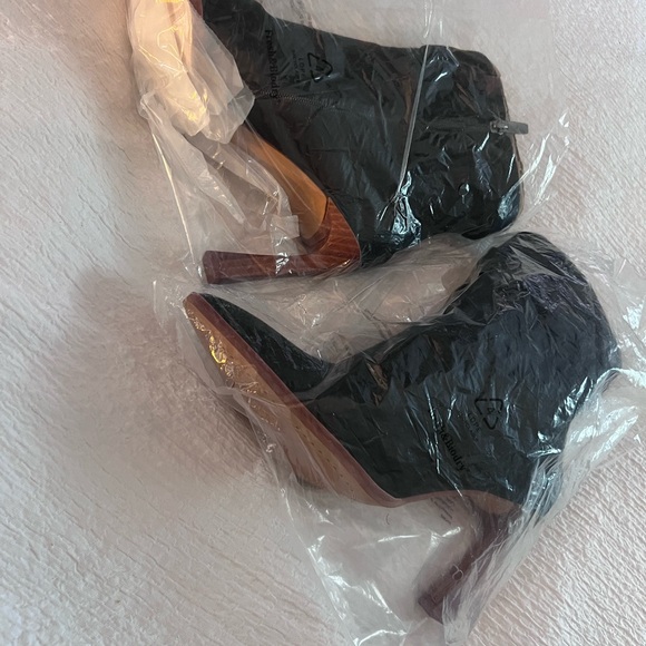 Vince Camuto 9.5 Boot (New, NO BOX) - Picture 4 of 6